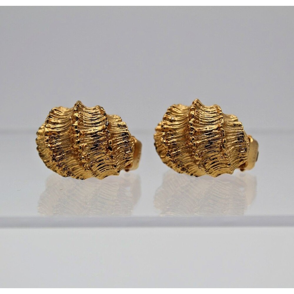 Vintage Napier Gold Tone Textured Seashell Clip On Earrings Marked Pat Pend